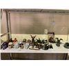 Image 1 : SHELF LOT OF ASSORTED ITEMS INCLUDING; SKULL AND DRAGON DECOR, KNIVES AND MORE
