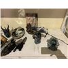 Image 2 : SHELF LOT OF ASSORTED ITEMS INCLUDING; SKULL AND DRAGON DECOR, KNIVES AND MORE