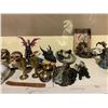 Image 3 : SHELF LOT OF ASSORTED ITEMS INCLUDING; SKULL AND DRAGON DECOR, KNIVES AND MORE