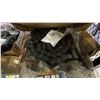 Image 5 : SHELF OF ASSORTED ITEMS INCLUDING; ROLLER CHAINS, GASKET REPLACEMENT SHIMS & COUPLING GASKET