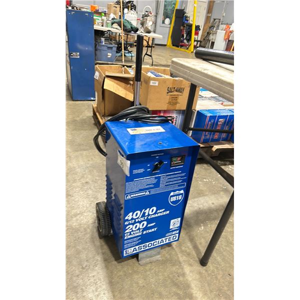 ASSOCIATED BATTERY CHARGER. 40/10 AMP, 200 AMP 12 VOLT ENGINE START MODEL US18