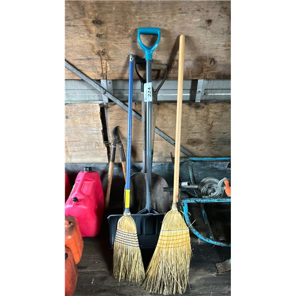 GROUP LOT 2 SHOVELS, BROOMS, SHEARS