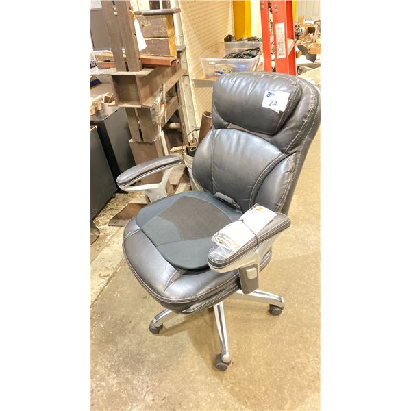 ROLLING OFFICE CHAIR
