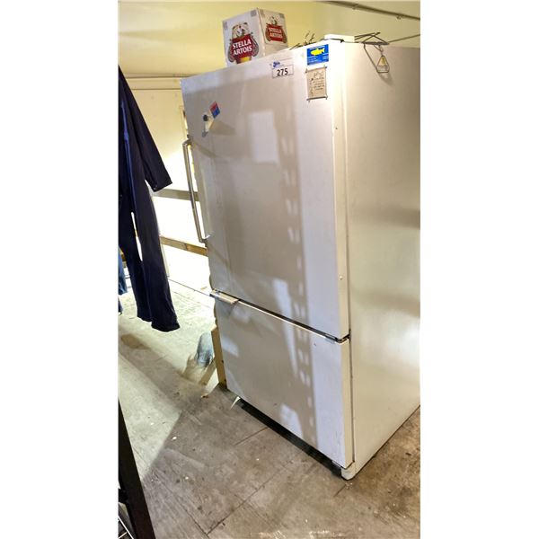 AMANA FRIDGE/FREEZER. WORKS. WORKS GREAT. 33 WIDE