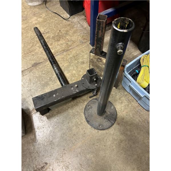 SPECIALIZED FLOOR MOUNTED OUTBOARD MOTOR REPAIR STAND. ROTATES AND SWIVELS