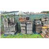 Image 1 : 3 PALLETS OF BLOCKING