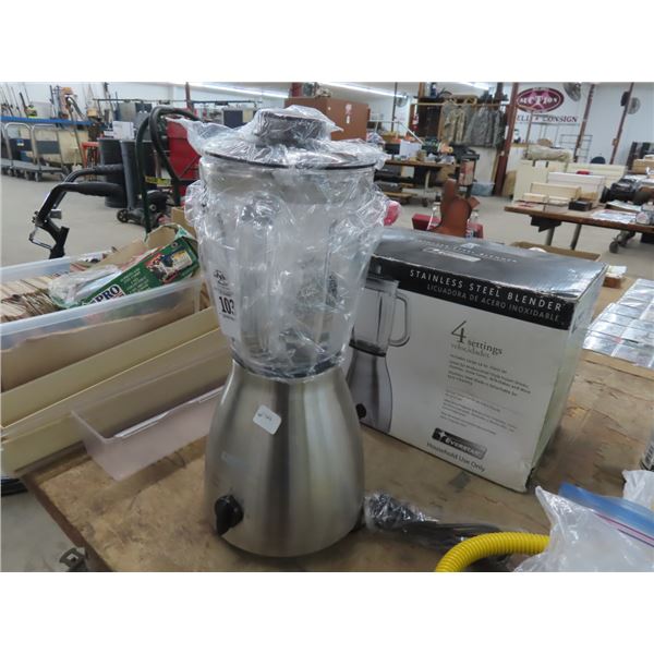 New Adversar S/S Blender, Clothes Hangers
