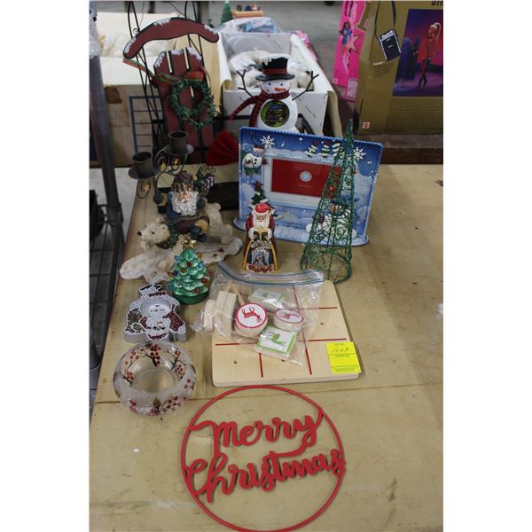 Christmas lot of decor items