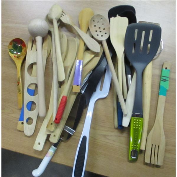BOX C/W WOODEN UTENSILS