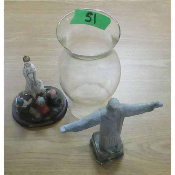 COLLECTABLE:  BOX C/W GLASS LAMP CHIMNEY, 2 ORNAMENTS