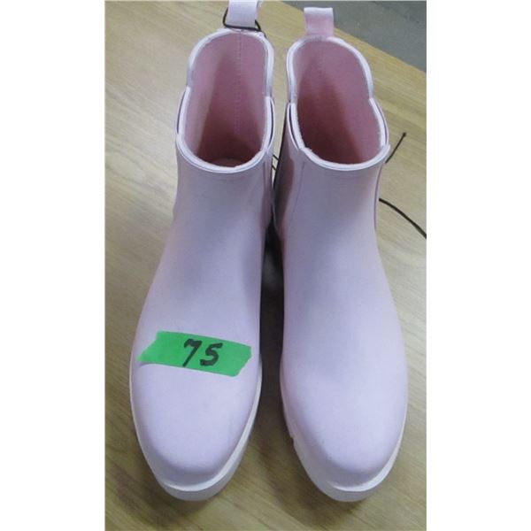 NEW:  LADIES BOOTS (SIZE 9)