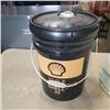 Image 3 : PAIL OF HYDRAULIC OIL 1/4 FULL WITH 2 JUGS OF CLEANERS