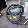 Image 2 : SHOP VAC AND ROLLING OFFICE CHAIR