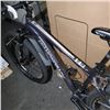 Image 2 : DIAMONDBACK ODYSSEY BIKE, ALUMINUM FRAME, FRONT WHEEL NEEDS REPAIR