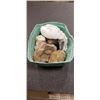 Image 2 : TRAY OF ASSORTED GEODES AND PRECIOUS STONES