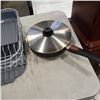 Image 2 : KITCHENAID DISH RACK AND 2 WOLL REMOVABLE HANDLE FRY PAN/SAUCEPANS.