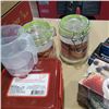 Image 4 : 2 HERMETIC JARS, 2 POULTRY SCISSORS, 2 MEASURING CUPS, 2 SANDWICH CONTAINERS, 2 PAIRS OF RAMEKINS AN