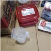 Image 5 : 2 HERMETIC JARS, 2 POULTRY SCISSORS, 2 MEASURING CUPS, 2 SANDWICH CONTAINERS, 2 PAIRS OF RAMEKINS AN