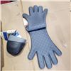 Image 2 : NEW 6" CAST IRON SEASON PAN, PAIR OF SILICONE OVEN GLOVES, SALT AND PEPPER SET WITH 4 SILICONE HALF 