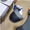 Image 3 : NEW 6" CAST IRON SEASON PAN, PAIR OF SILICONE OVEN GLOVES, SALT AND PEPPER SET WITH 4 SILICONE HALF 
