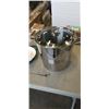 Image 2 : 2 CAST IRON PANS, AND STAINLESS SOUP POT