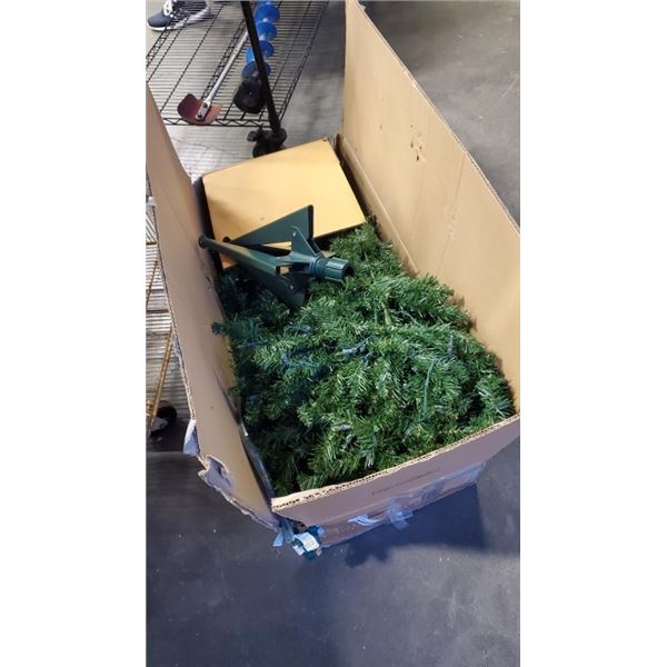 PRE-LIT CHRISTMAS TREE