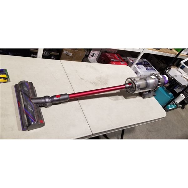 AS NEW/DEMO DYSON OUTSIZE PLUS CORDLESS VACUUM W/ CHARGER AND ACCESSORIES - TESTED AND WORKING  - RE