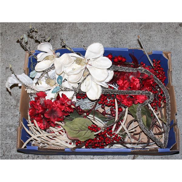 26 DECORATIVE CHRISTMAS PIECES - ESTATE