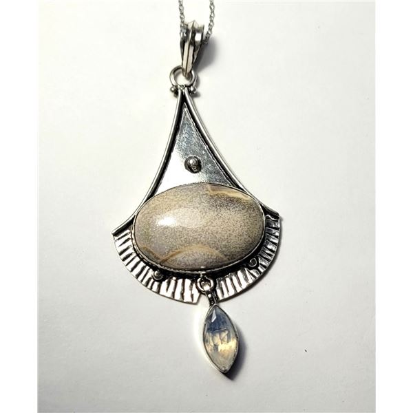 35)  VERY UNIQUE HORIZONTALLY SET PICTURE