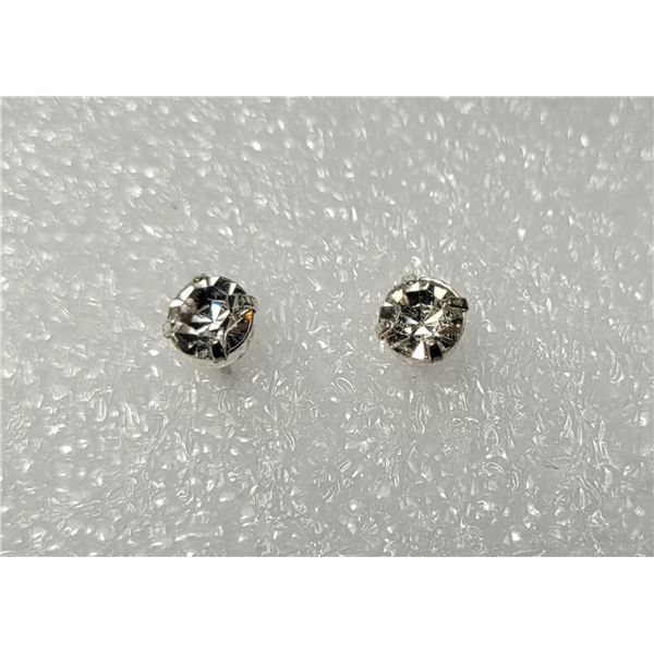 28)  CLEAR CRYSTAL STUD EARRINGS.