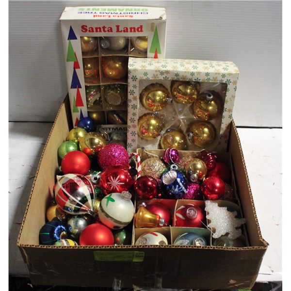 TRAY OF VINTAGE CHRSTMAS ORANMETNS