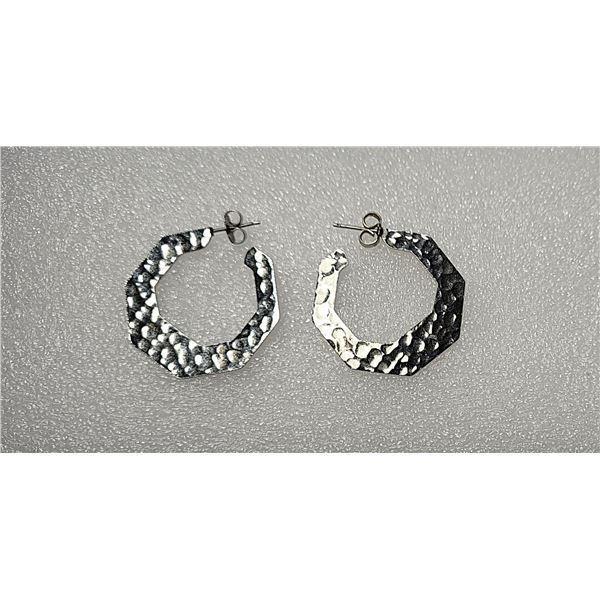 19)  SET OF HAMMERED SILVER TONE 1" DIAMETER HOOP
