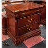 Image 2 : PAIR OF SOLID WOOD 3 DRAWER NIGHTSTAND