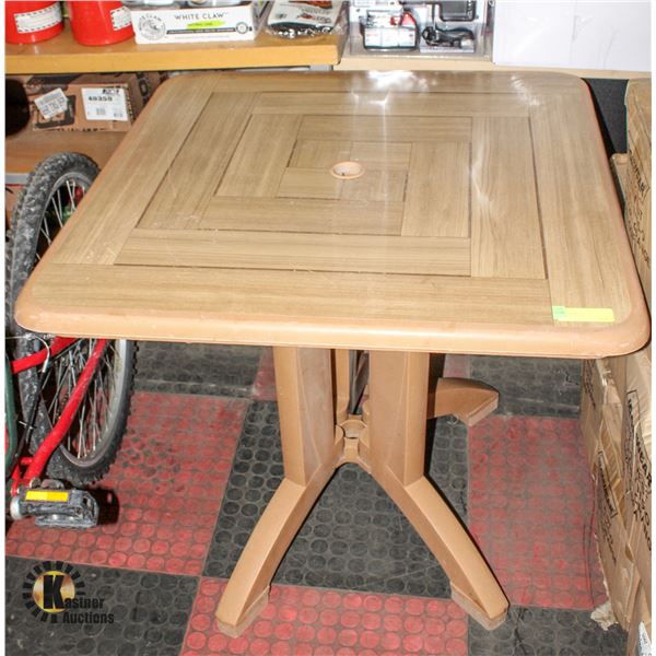 PLASTIC TABLE