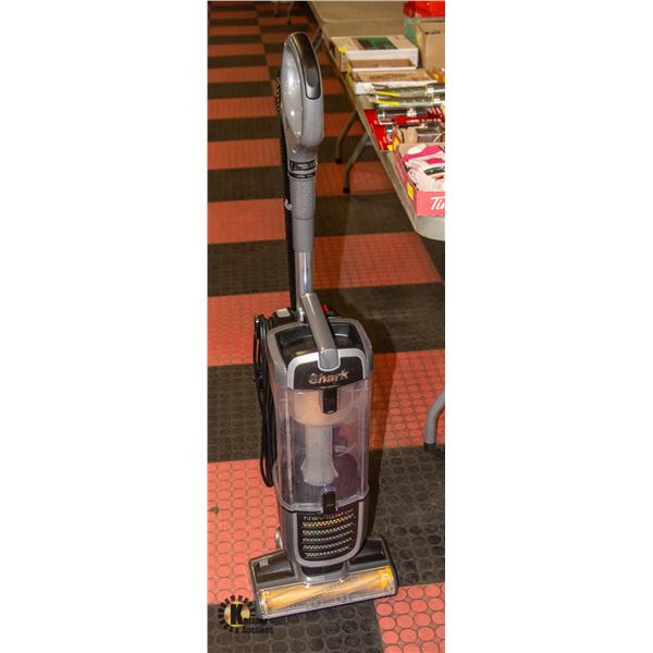 SHARK NAVIGATOR SELF-CLEANING BRUSHROLL PET