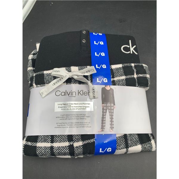 Calvin Klein Women's Pajama set - Black Long Sleeve Crew Neck & Black/ White Plad Pants Size: L/G