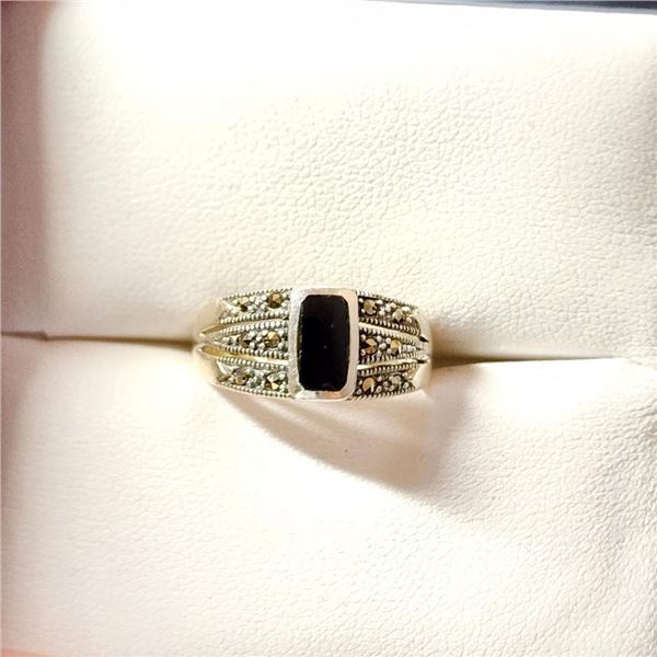 Silver Onlyx Marcasite Ring (~Size 7.5)(Ring is resizable for $40) (~length 0 inches) (~weight 3.9g)