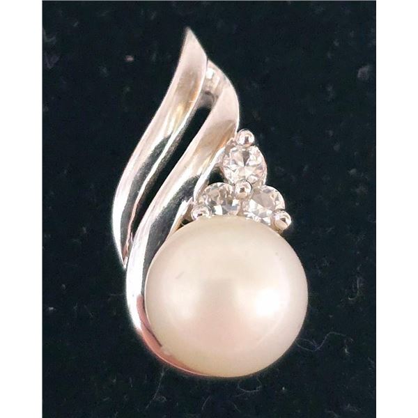 10K White Gold 1.13G Pearl And Cz Pendant, Suggested Retail Value $1000