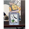 Image 3 : SIDNEY CROSBY PENGUINS #87 - COLLECTOR FRAMED PICTURE WITH AUTHENTIC GAME USED STICK PIECE: issued b
