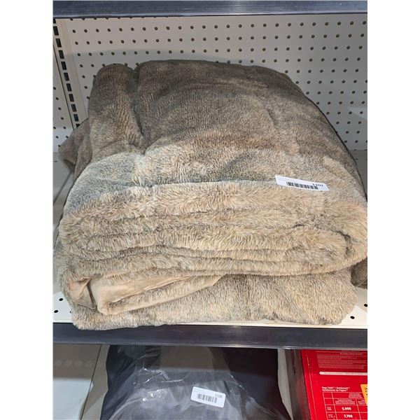 Queen Mon Cheateau Luxury Collection Throw