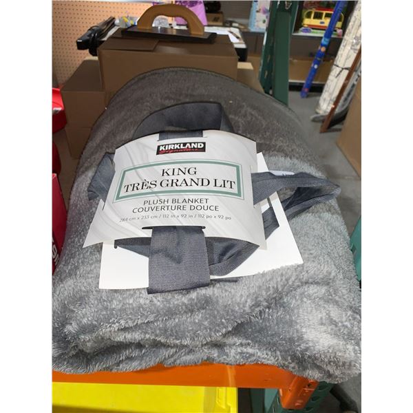 Kirkland Signature King Size Plush Blanket 112" x 92" Grey