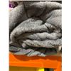 Image 3 : Kirkland Signature King Size Plush Blanket 112" x 92" Grey