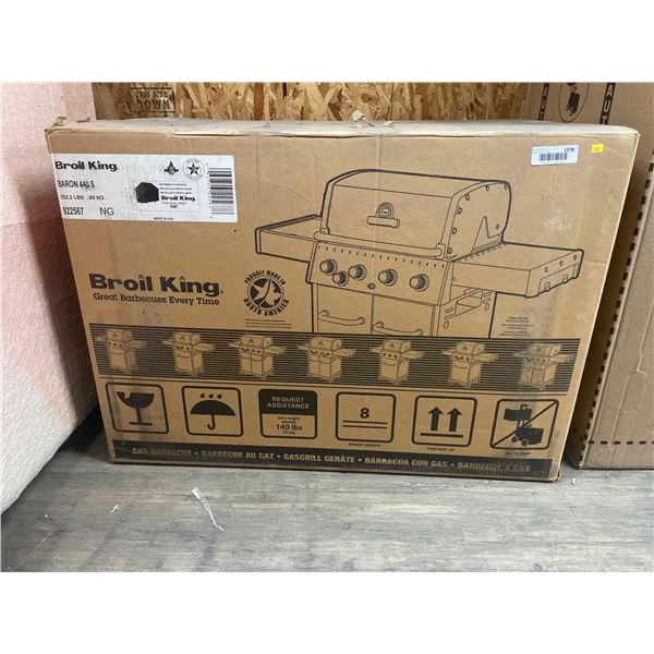Broil King Baron S440 Natural Gas 4 Burner Barbecue