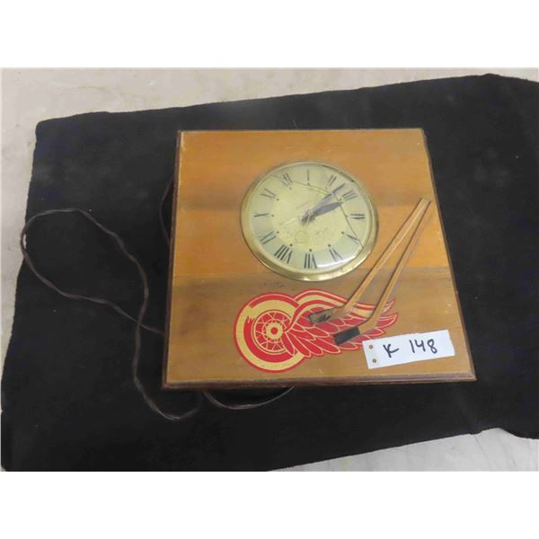 Vintage Detroit Red Wings Clock - Lenses Crack