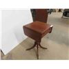 Image 2 : Duncan Phyfe Pedestal Drop Leaf Stand 26'' x 16'' x 17'' 