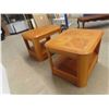 Image 6 : 2 Oak End Tables 19'' x 27'' x 21'' Each 