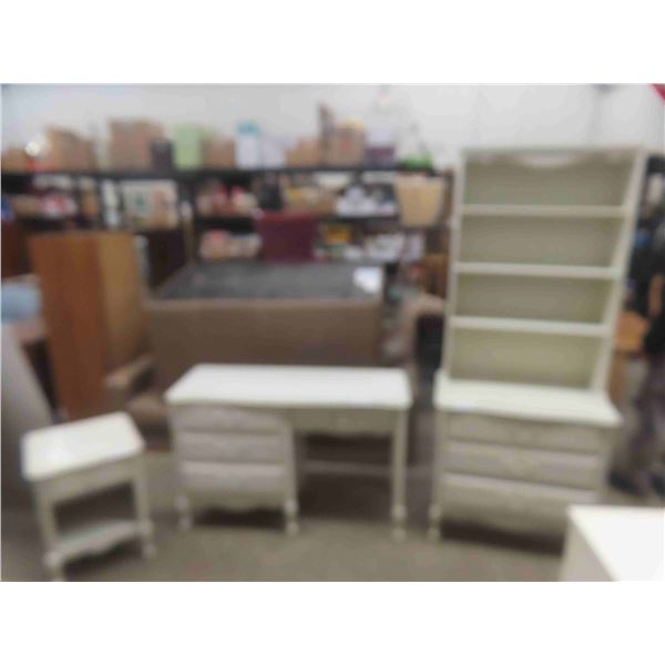 3pce Bedroom Set: Dresser with hutch 77'' x 32'' x 19'',