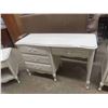 Image 6 : 3pce Bedroom Set: Dresser with hutch 77'' x 32'' x 19'',