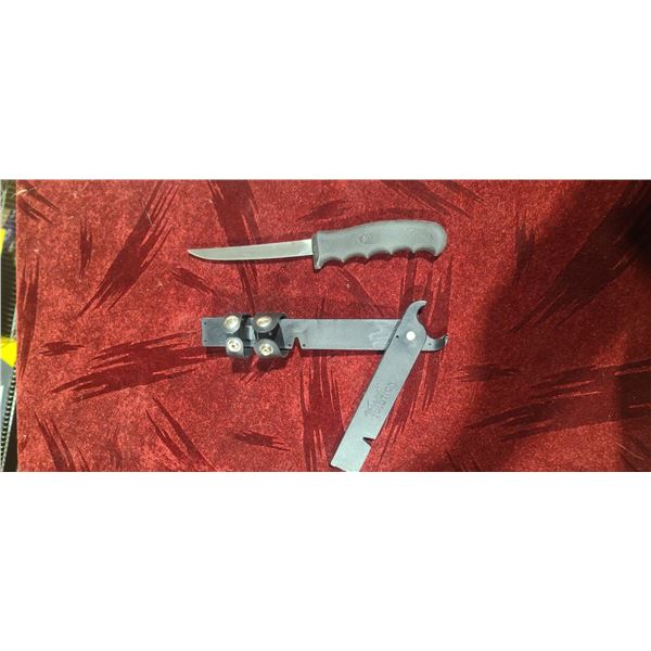 THE FISHERMANS SOLUTION KNIFE AND CASE THAT TURNS INTO PLIERS, HAS BUILT IN SHARPENER