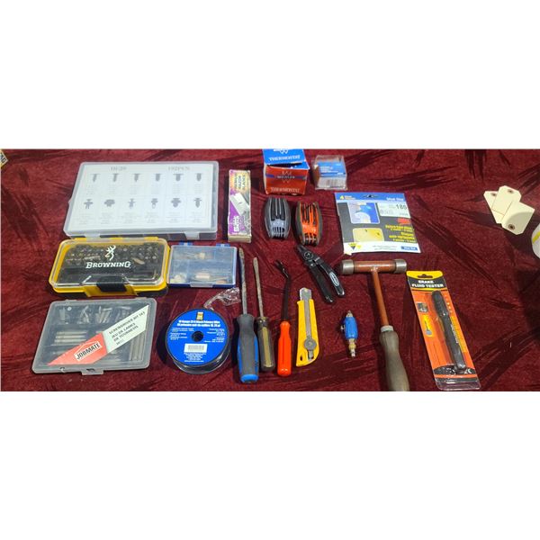 LARGE ASSORTED LOT: SHIELD RETAINERS, DRIVER BITS, ALLEN WRENCHES, RAZOR BLADES AND OTHER